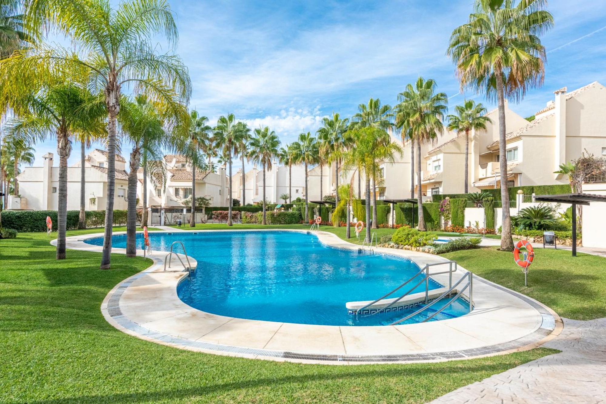 El Arenal Townhouse By The Beach With Swimming Pool - Eaw Homes 马尔韦利亚 外观 照片